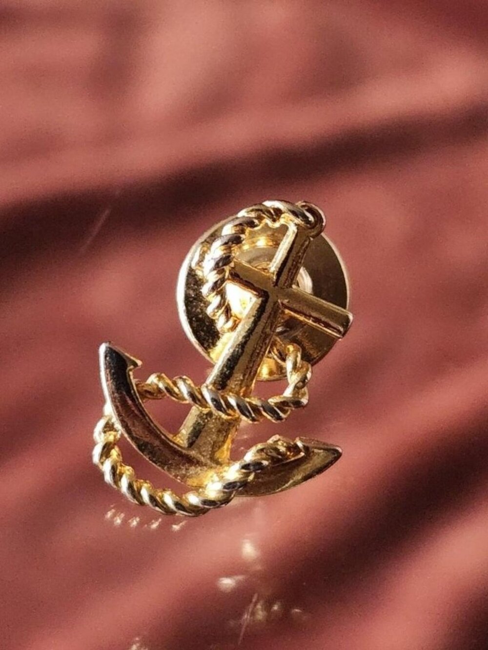 Vintage gold-tone Anchor & rope pin.